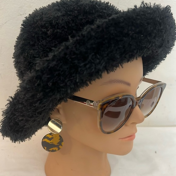 Chloe Accessory round Gold Plated Dangling Animal Earrings - Picture 1 of 7